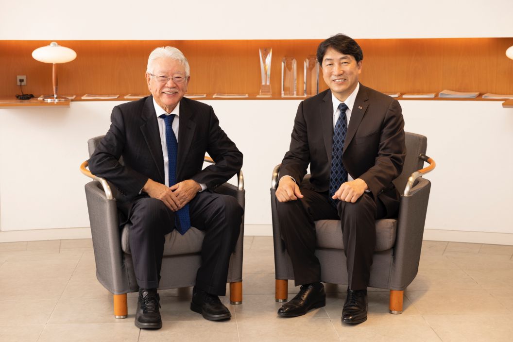 TMI総合法律事務所代表 田中克郎弁護士と本学理事長：奥田